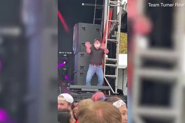 Hưng phấn theo vũ điệu của người phiên dịch ngôn ngữ ký hiệu