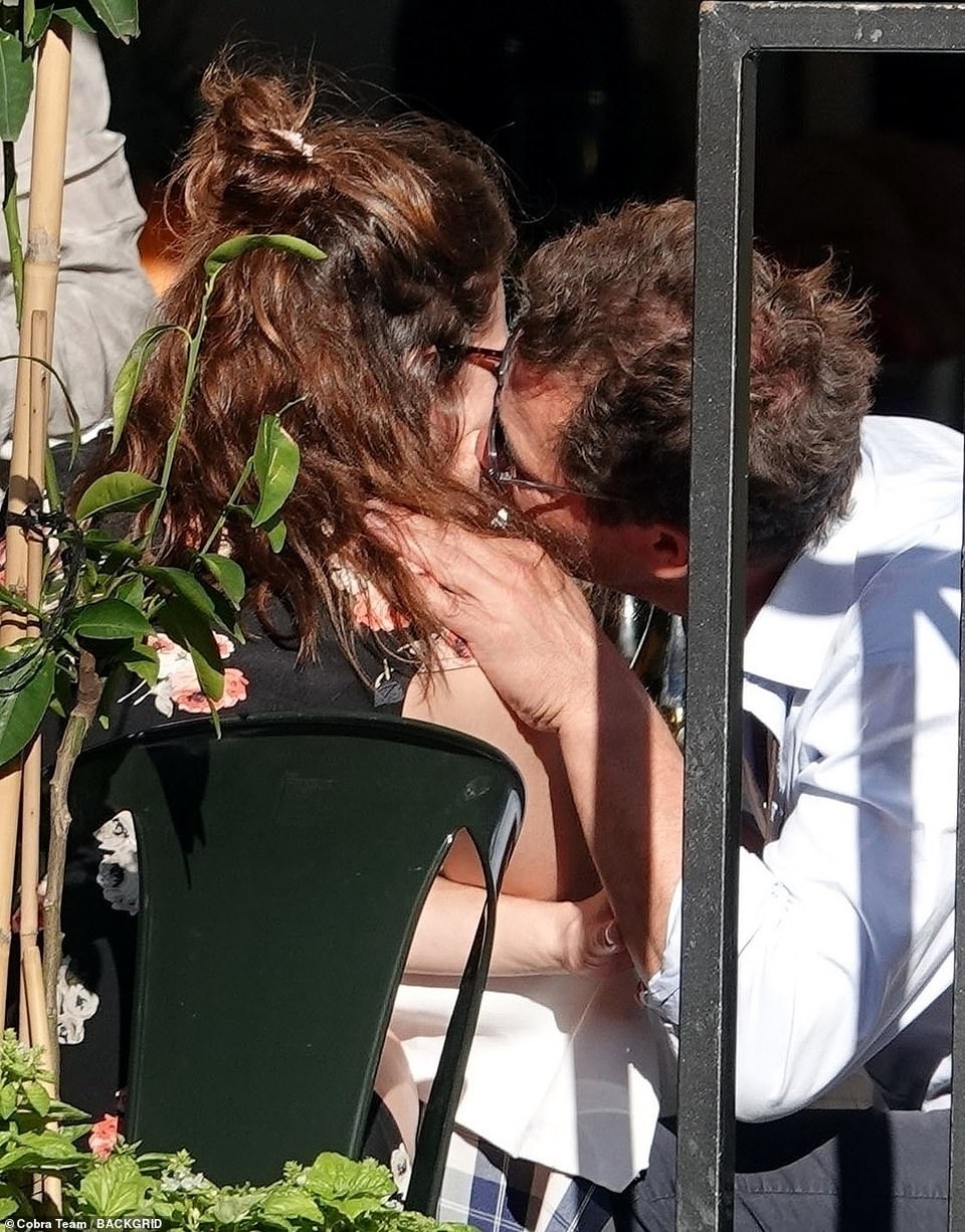 Sau scandal hôn người có vợ, Lọ Lem Lily James giấu mặt khi ra phố - 4 Sau scandal hôn người có vợ, Lọ Lem Lily James giấu mặt khi ra phố - 4