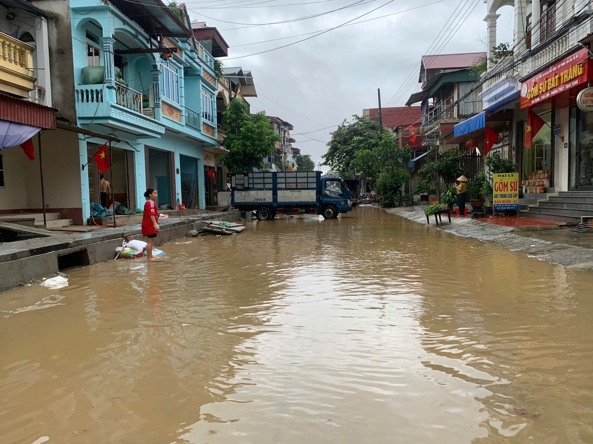 Hàng trăm người dân Hà Nội chạy lũ, đắp đê trong đêm - 15 Hàng trăm người dân Hà Nội chạy lũ, đắp đê trong đêm - 15