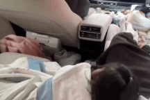 Tài xế ngả ghế nằm nghỉ ngơi, để ô tô tự lái, chạy bon bon trên đường