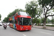 Trải nghiệm chuyến xe buýt mui trần 2 tầng sặc sỡ đầu tiên tại Hà Nội