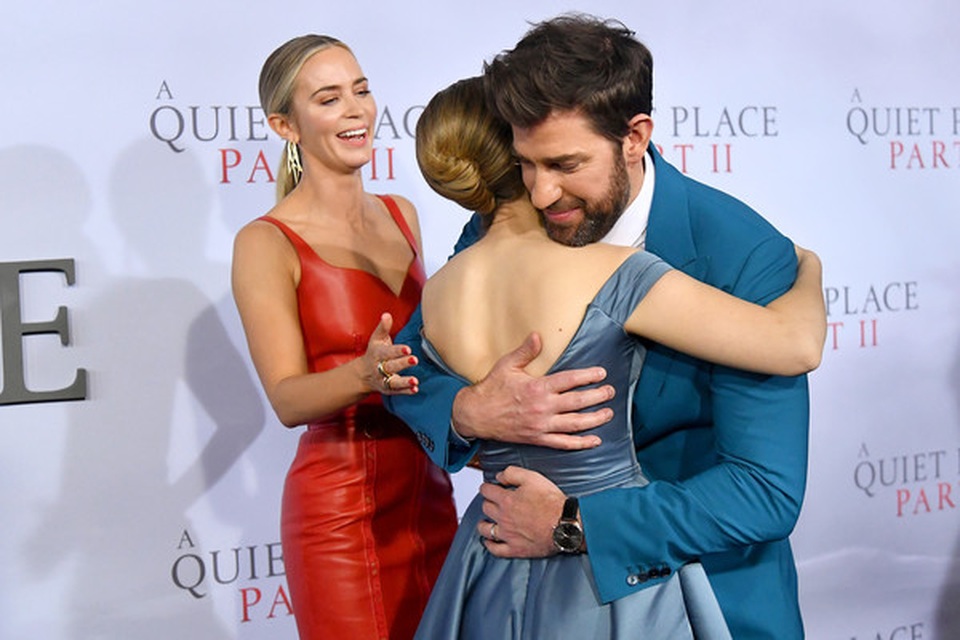 Emily Blunt rực rỡ với váy đỏ - 7 Emily Blunt rực rỡ với váy đỏ - 7