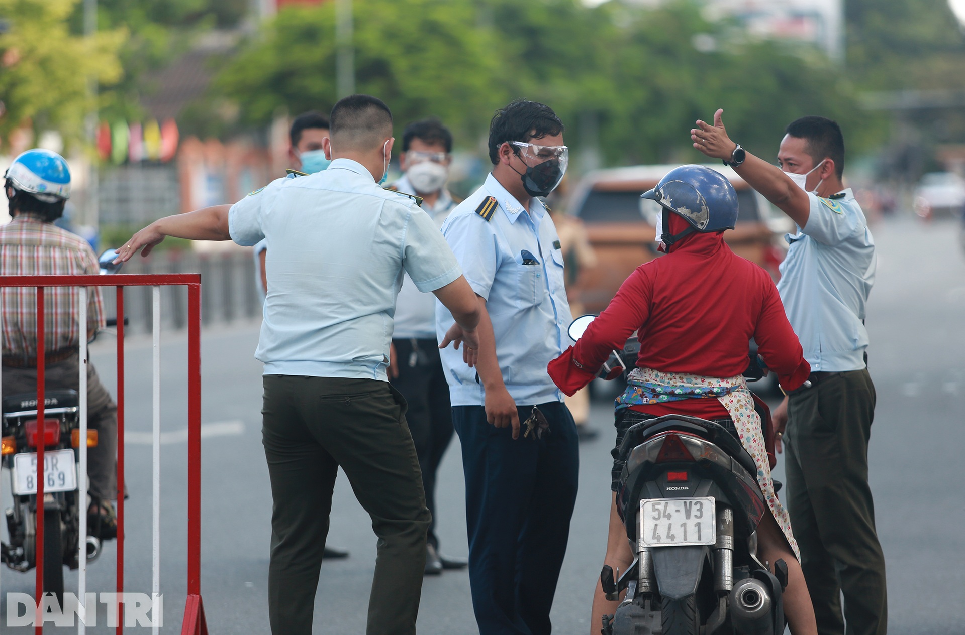 Đạp xe ra đường ở TPHCM với lý do mập mờ không thể xác thực bị phạt 2 triệu - 7 Đạp xe ra đường ở TPHCM với lý do mập mờ không thể xác thực bị phạt 2 triệu - 7