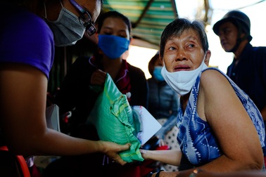 Người làm du lịch chung tay giúp người bán vé số