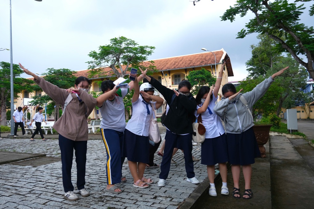 Sĩ tử Cần Thơ thở phào vì đề lịch sử, địa lý dễ thở - 1 Sĩ tử Cần Thơ thở phào vì đề lịch sử, địa lý dễ thở - 1