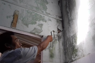 Dân bức xúc vì đơn vị thi công khu đô thị gây nứt nhà