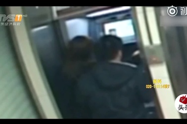 Bi hài tên cướp trả lại tiền sau khi phát hiện thấy tài khoản nạn nhân không còn đồng nào