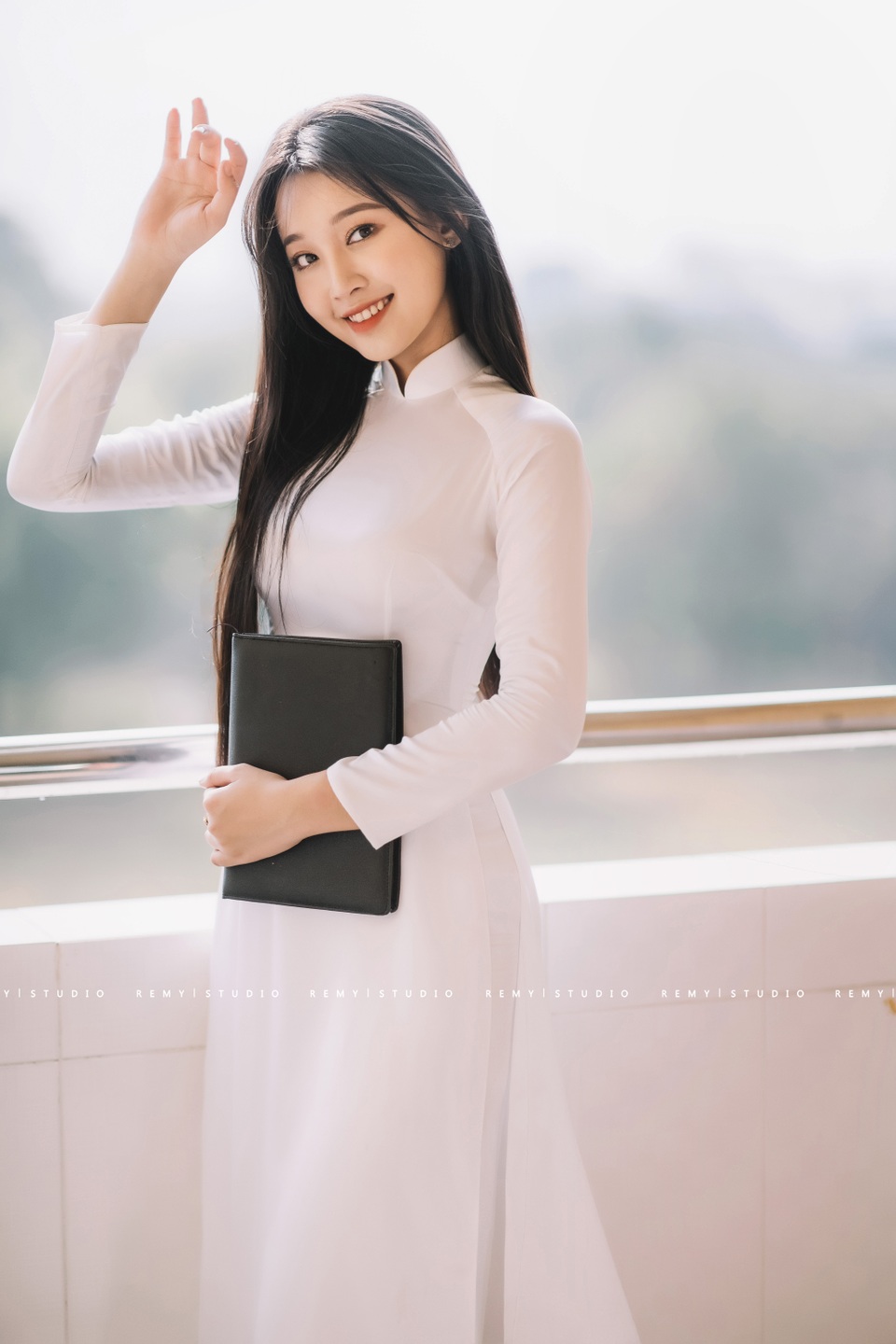 Nữ sinh sở hữu vẻ đẹp ngọt như kẹo trong bộ ảnh áo dài trắng - 7 Nữ sinh sở hữu vẻ đẹp ngọt như kẹo trong bộ ảnh áo dài trắng - 7