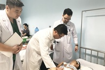 Bé trai 6 tuổi vỡ gan vì ngã cây