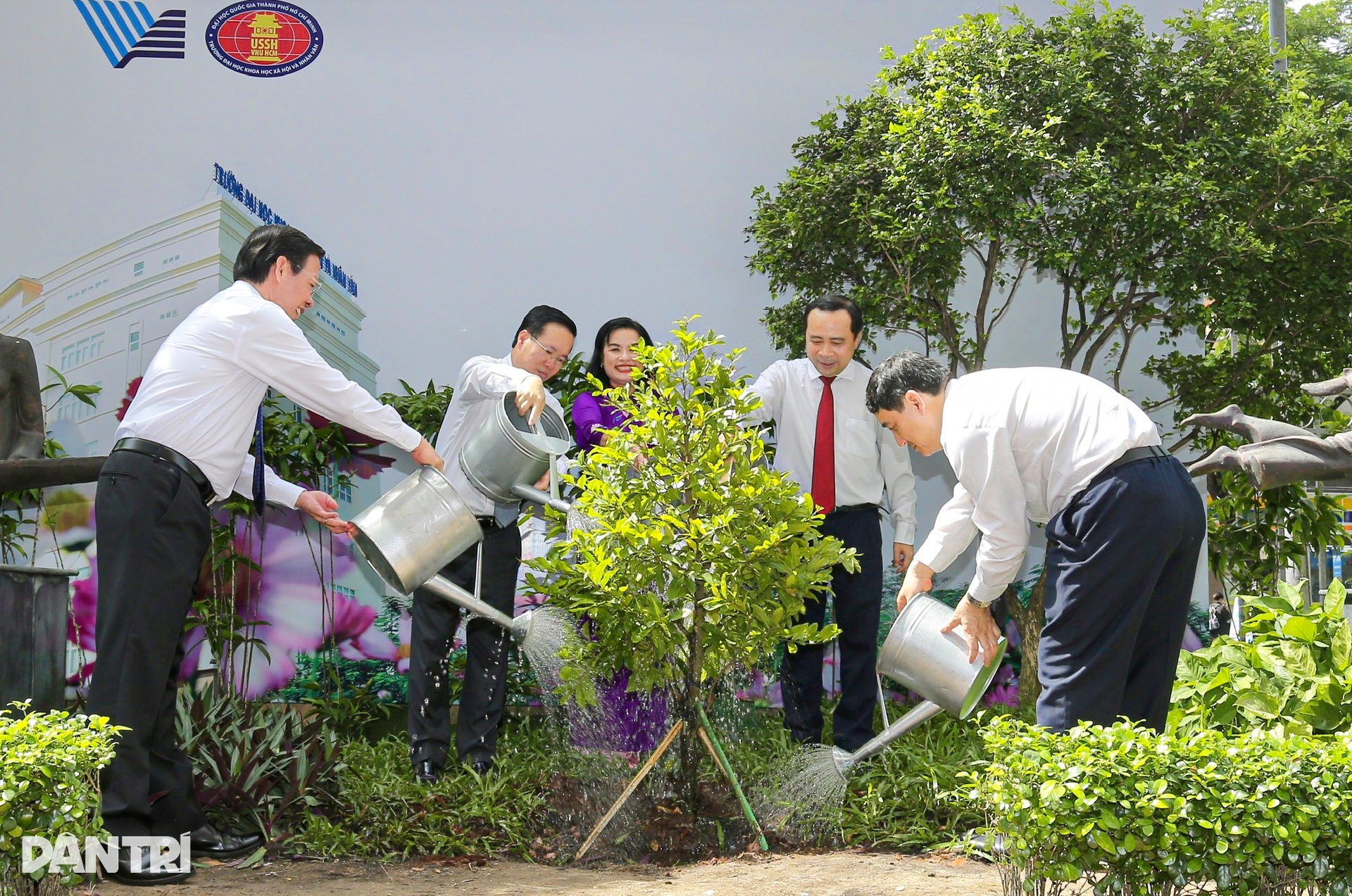 Chủ tịch nước Võ Văn Thưởng thăm lại trường xưa, thầy giáo cũ nhân 20/11 - 9 Chủ tịch nước Võ Văn Thưởng thăm lại trường xưa, thầy giáo cũ nhân 20/11 - 9