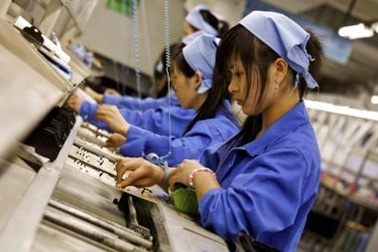 Ngành sản xuất Việt Nam suy giảm mạnh trong tháng 6