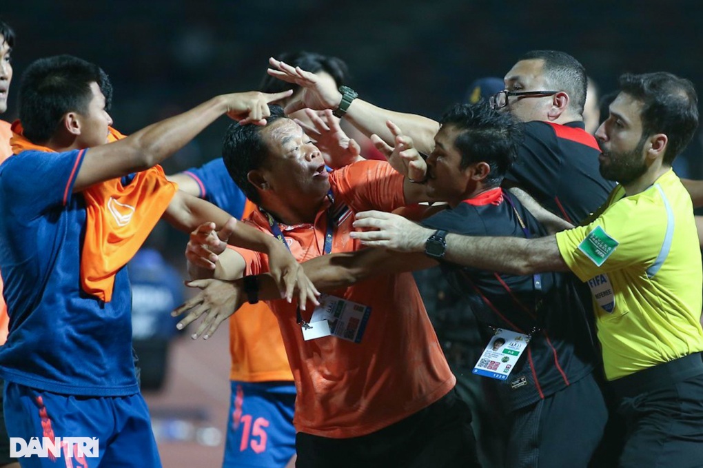Báo chí thế giới choáng váng vì màn hỗn chiến ở chung kết SEA Games - 2 Báo chí thế giới choáng váng vì màn hỗn chiến ở chung kết SEA Games - 2