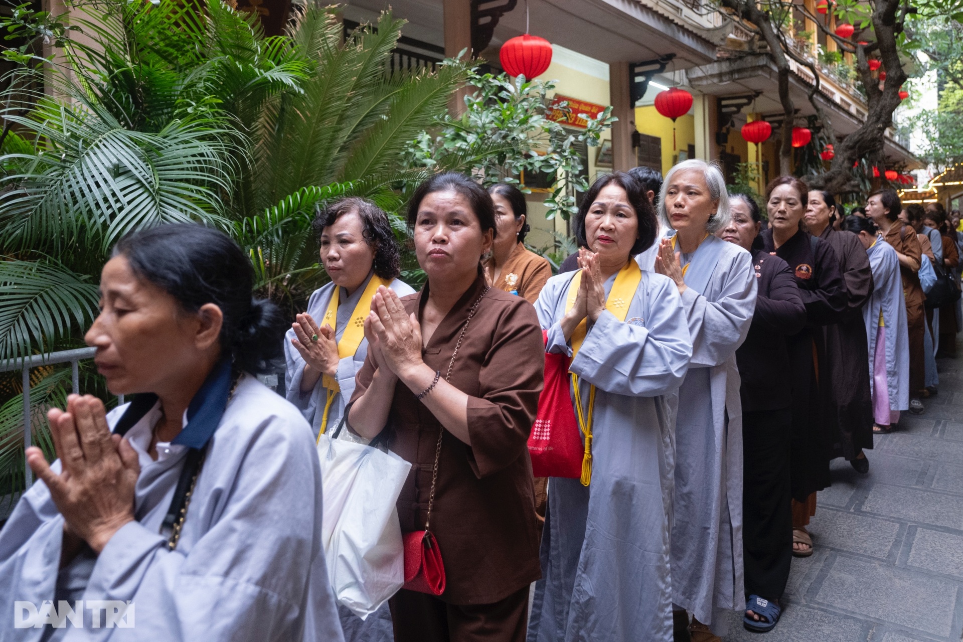 Phật tử xếp hàng dài xuyên đêm chờ chiêm bái xá lợi Đức Phật ở Hà Nội - 8 Phật tử xếp hàng dài xuyên đêm chờ chiêm bái xá lợi Đức Phật ở Hà Nội - 8