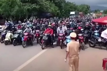 Khoảnh khắc đẹp của CSGT với đoàn xe máy về quê tránh dịch