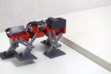 Màn so tài vượt chướng ngại vật giữa các robot lắp ráp bằng Lego