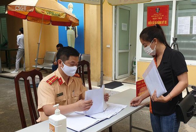 Xe kinh doanh đổi sang biển số vàng: Vẫn nghe ngóng tình hình - Ảnh 1. Xe kinh doanh đổi sang biển số vàng: Vẫn nghe ngóng tình hình - Ảnh 1.