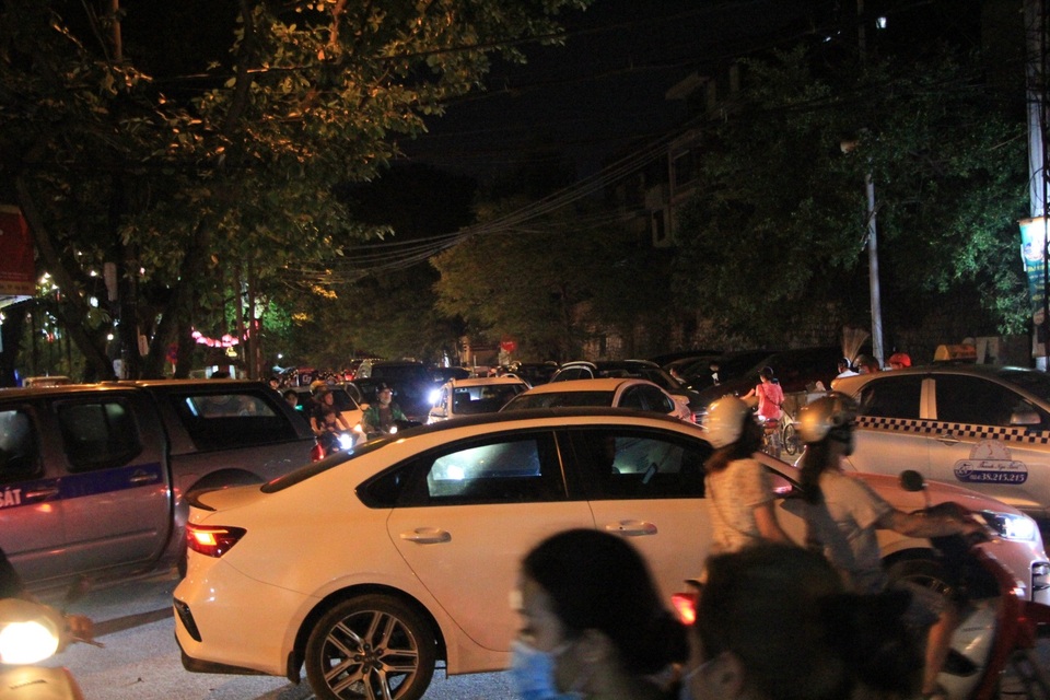 Đường lên phố Hàng Mã ùn tắc kinh hoàng trước đêm Trung thu - 2