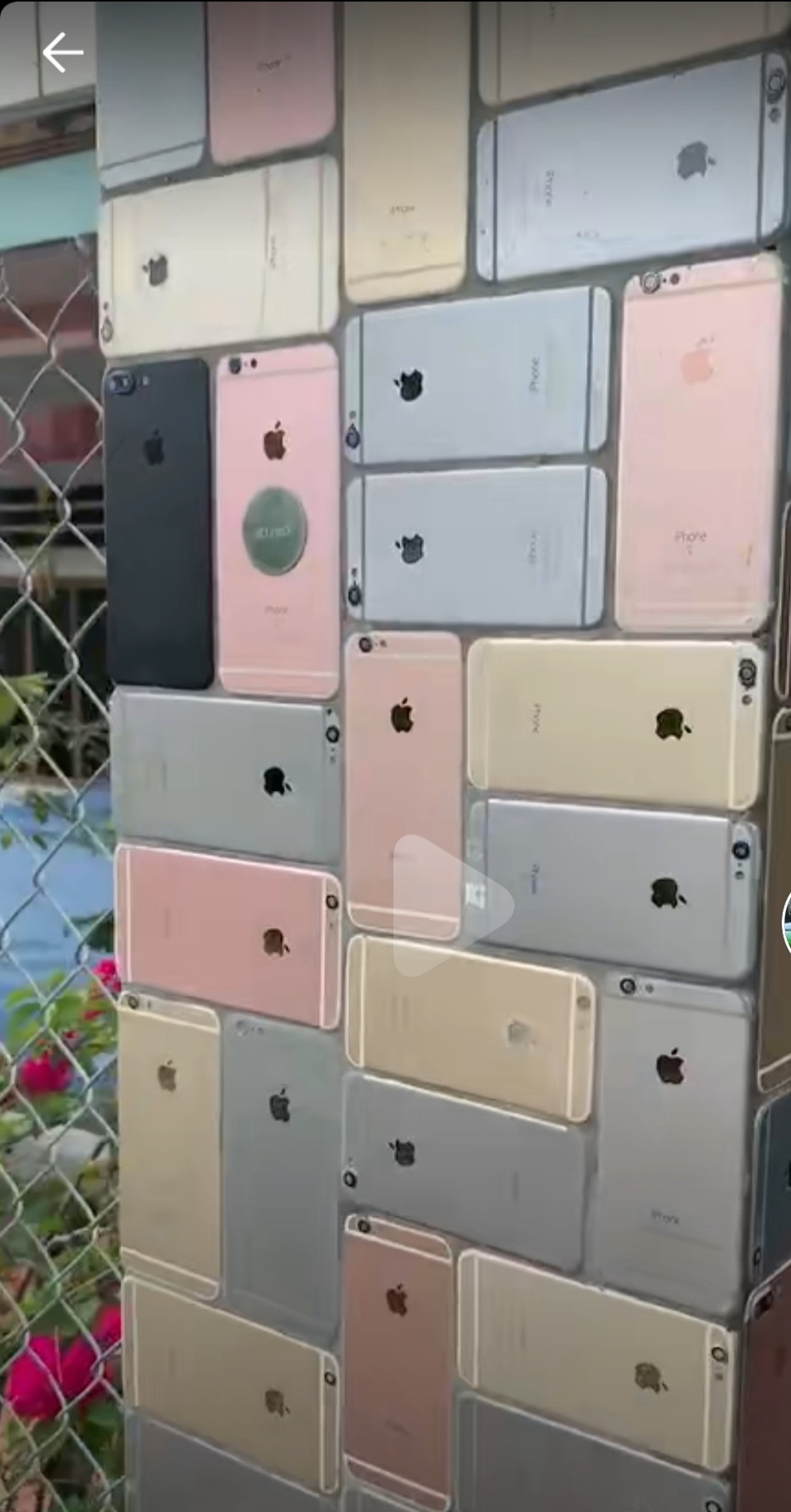 Sửng sốt với ngôi nhà được lát bằng hàng trăm chiếc iPhone - 4 Sửng sốt với ngôi nhà được lát bằng hàng trăm chiếc iPhone - 4