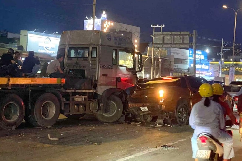8 xe tông liên hoàn trên quốc lộ 51, kẹt xe hơn 5km - 1 8 xe tông liên hoàn trên quốc lộ 51, kẹt xe hơn 5km - 1