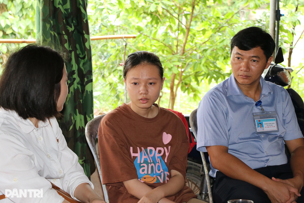 Niềm vui đầu tiên đến với nữ sinh ôm nỗi đau mồ côi đi thi tốt nghiệp - 2 Niềm vui đầu tiên đến với nữ sinh ôm nỗi đau mồ côi đi thi tốt nghiệp - 2