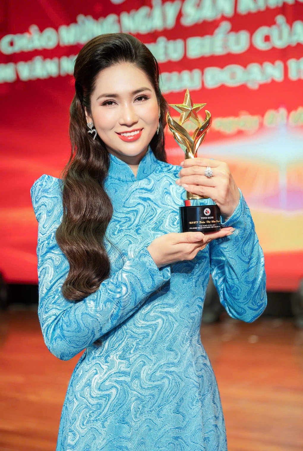 Như Huỳnh tiết lộ hạnh phúc nhân đôi khi được vinh danh nghệ sĩ tiêu biểu - 1 Như Huỳnh tiết lộ hạnh phúc nhân đôi khi được vinh danh nghệ sĩ tiêu biểu - 1