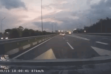 Thêm trường hợp lùi xe trên đường cao tốc, ngay ở làn được phép chạy 120 km/h