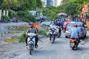 Cục Đường bộ "kêu cứu" vì đoạn đường lầy lội trước cửa trụ sở