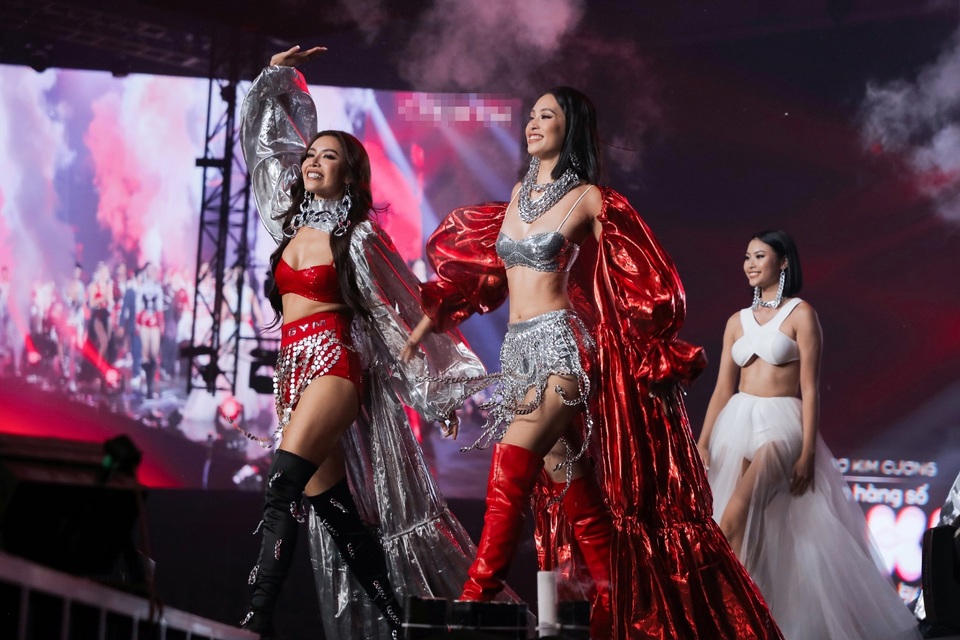 Hoa hậu Tiểu Vy, Minh Tú cực kỳ sexy khi trình diễn trên sân khấu Rap Việt - 1 Hoa hậu Tiểu Vy, Minh Tú cực kỳ sexy khi trình diễn trên sân khấu Rap Việt - 1