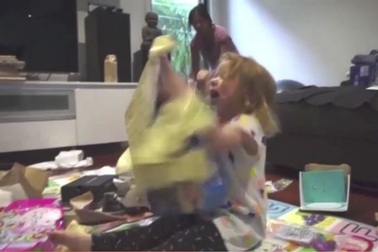 Phản ứng đáng yêu của bé khi mở quà Noel