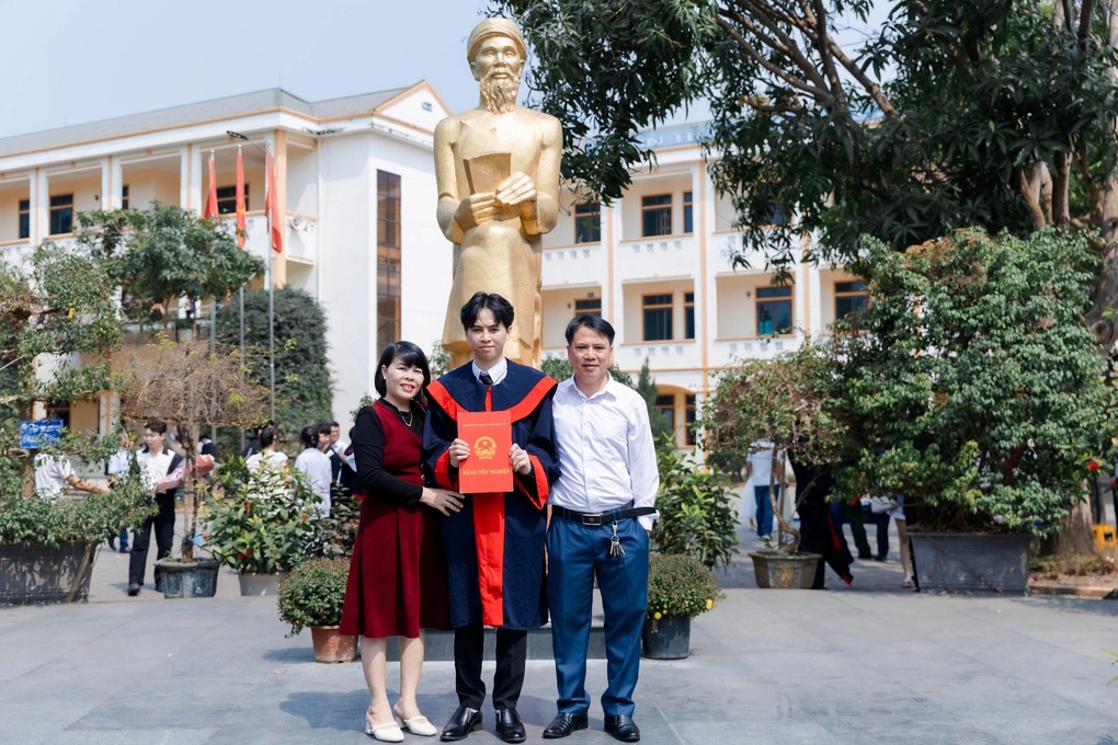 Á khoa toàn quốc học chuyên hóa, toán 10, văn 9,25 điểm - 2 Á khoa toàn quốc học chuyên hóa, toán 10, văn 9,25 điểm - 2