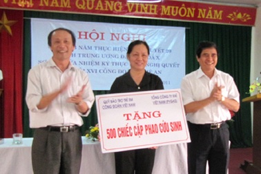 Tặng 500 chiếc cặp phao cho học sinh vùng lũ