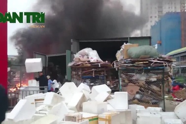 Hà Nội: Cháy lớn cạnh siêu thị Big C, nhân viên cuống cuồng dập lửa
