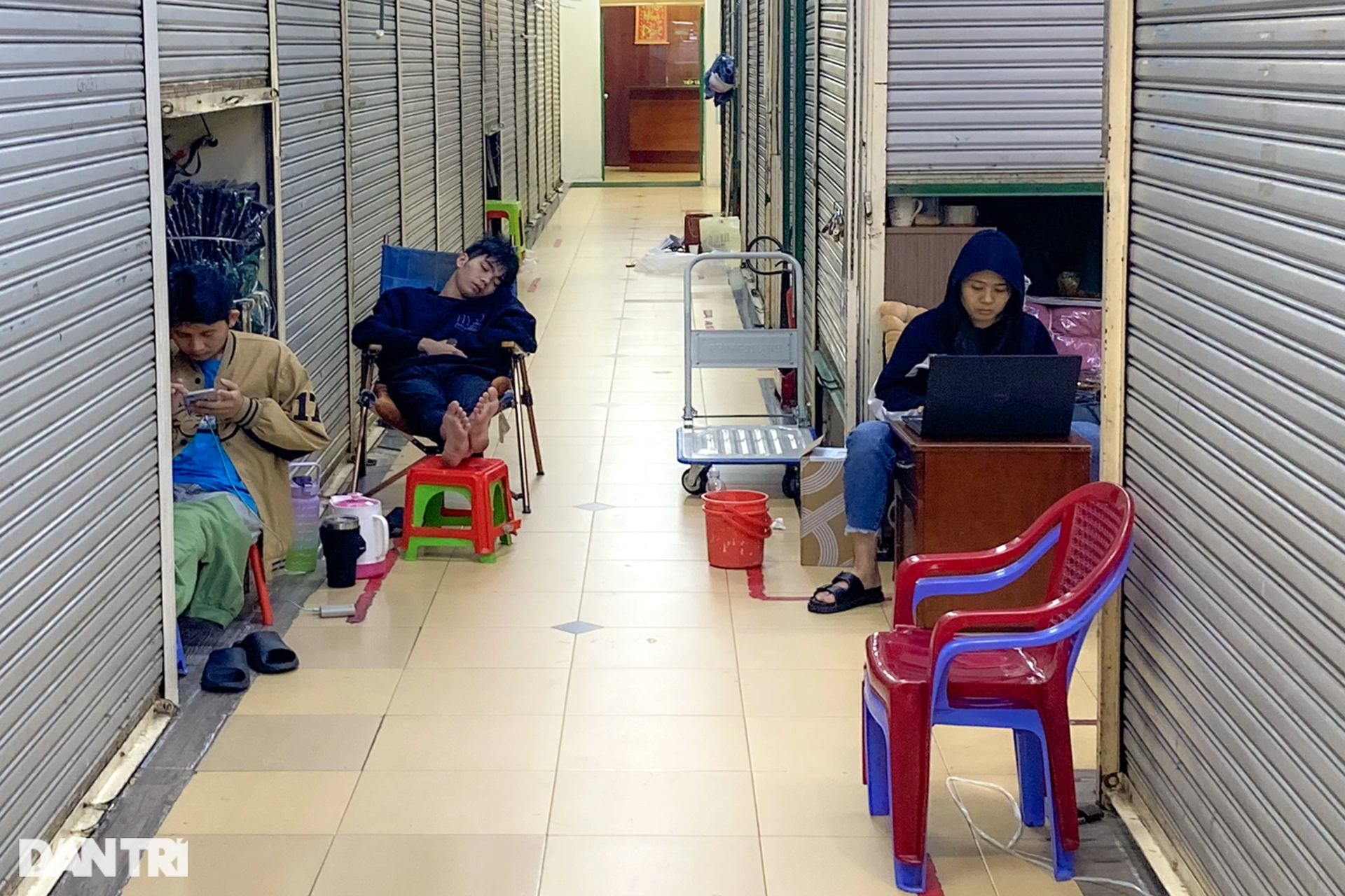 Hàng loạt sạp hàng ở chợ thời trang lớn nhất TPHCM đóng cửa - 6 Hàng loạt sạp hàng ở chợ thời trang lớn nhất TPHCM đóng cửa - 6