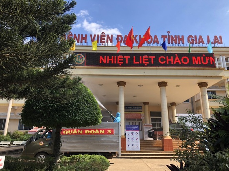 Bộ đội phòng hóa Quân đoàn 3 phun khử trùng tại 2 bệnh viện của Gia Lai - 3 Bộ đội phòng hóa Quân đoàn 3 phun khử trùng tại 2 bệnh viện của Gia Lai - 3