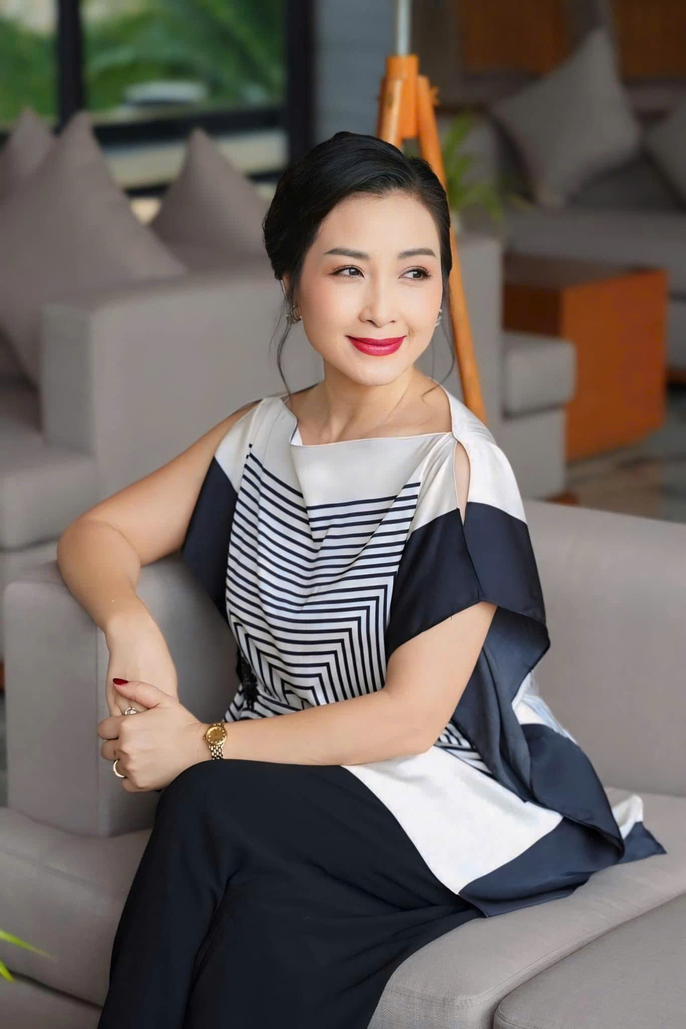 Sắc vóc xinh đẹp, trẻ hơn tuổi của vợ trưởng thôn Khánh Huyền - 6