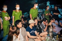 Đột kích quán bar ở TPHCM, bóng cười vứt la liệt dưới sàn nhà