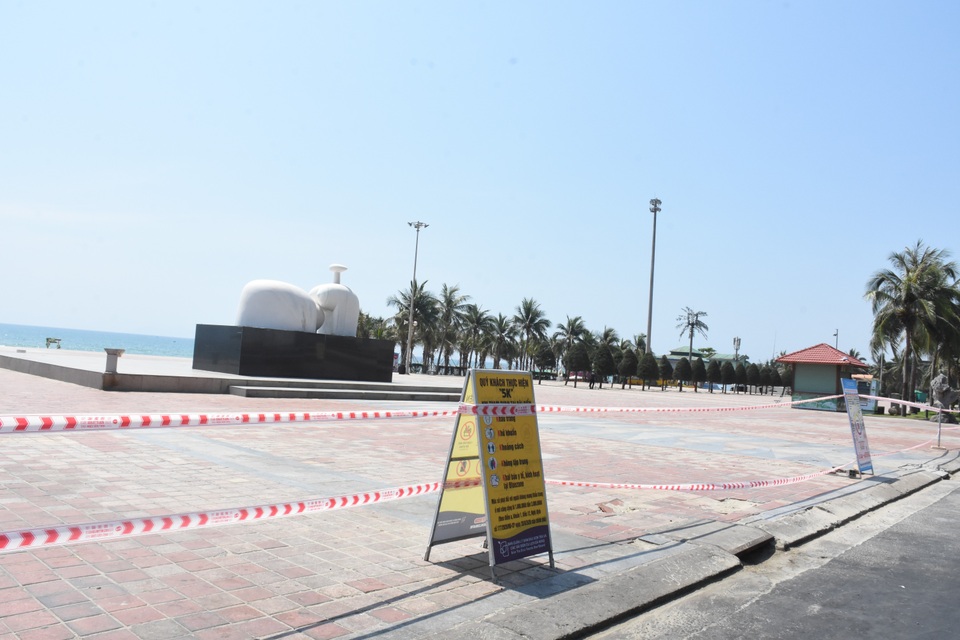 Bãi biển Đà Nẵng vắng người sau lệnh cấm - 1
