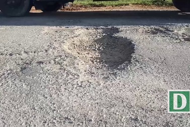 Cảm phục 2 ông già tự thồ đất vá đường