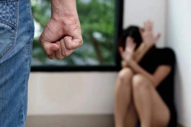 Nước mắt từ chuyện cha mẹ thuê người về xâm hại con