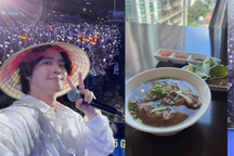 Thành viên EXO đăng ảnh đội nón lá, ăn phở trên trang cá nhân 11 triệu fan