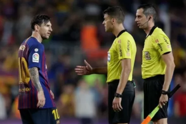 Trọng tài ngượng ngùng vì bị Messi từ chối bắt tay