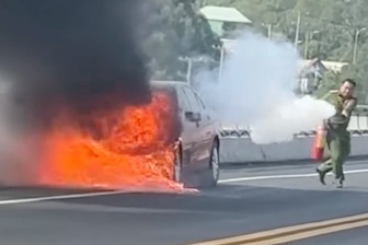 Ô tô cháy dữ dội trên cầu Rạch Miễu