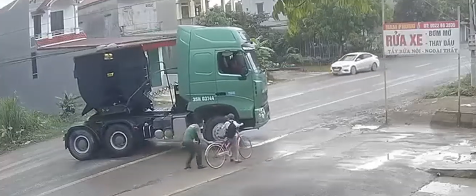 Clip "người đàn ông phản ứng nhanh cứu mạng bé trai" nổi bật tuần qua