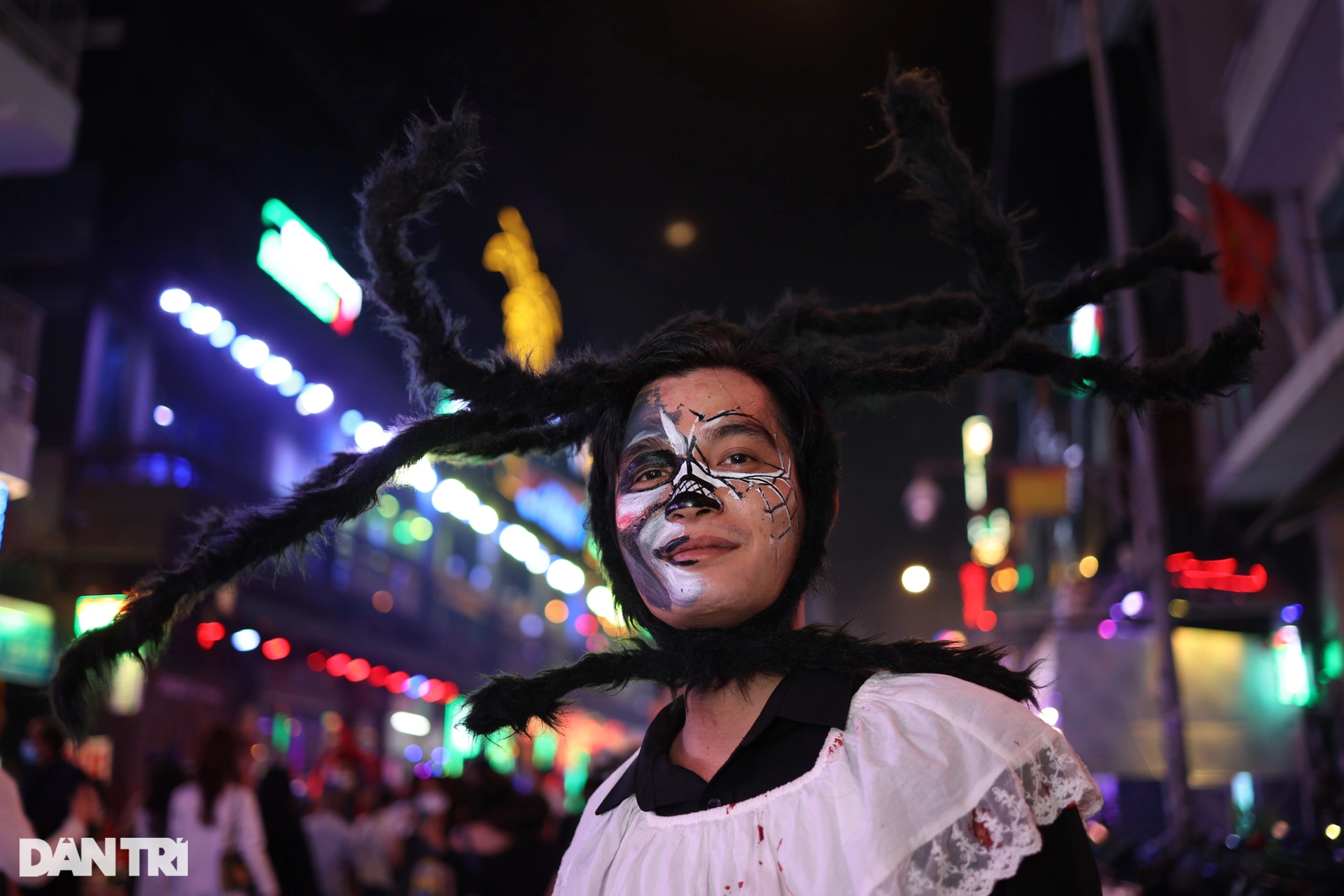 Ma quỷ dạo chơi khắp trung tâm TPHCM trong đêm Halloween - 9 Ma quỷ dạo chơi khắp trung tâm TPHCM trong đêm Halloween - 9