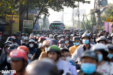 Người dân TPHCM bồng con qua dòng xe kẹt để đến trường