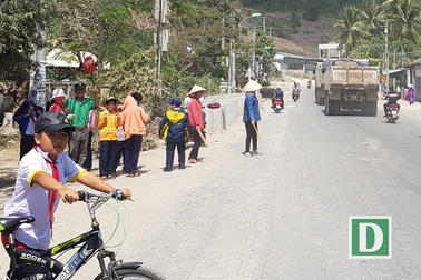 Xúc động bác bảo vệ dắt học sinh qua đường có nhiều xe tải