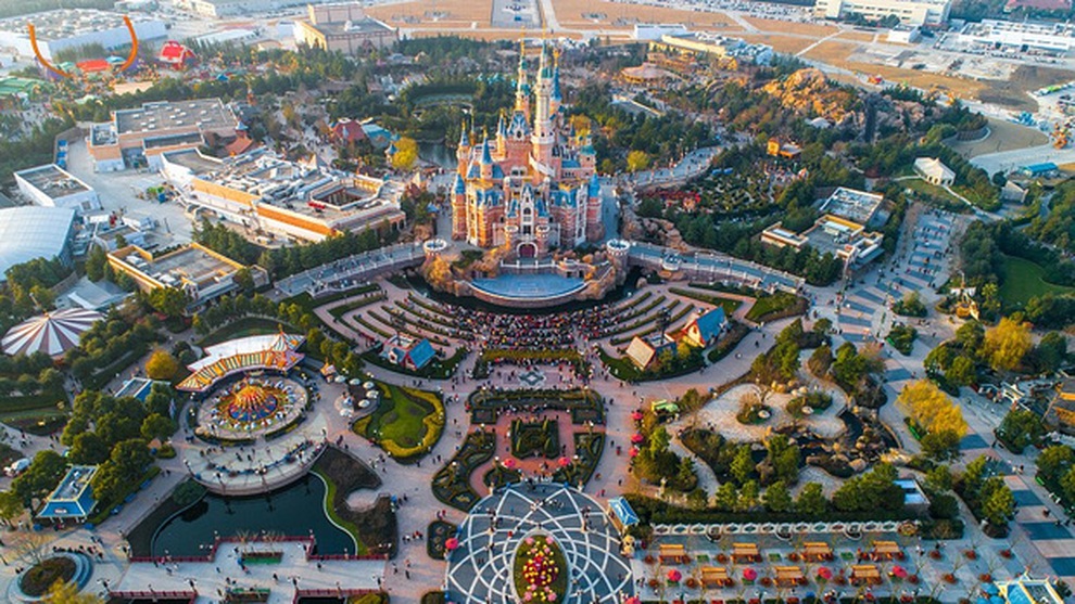 Lười đi bộ, du khách thuê... xe lăn để khám phá công viên giải trí - 2 Lười đi bộ, du khách thuê... xe lăn để khám phá công viên giải trí - 2