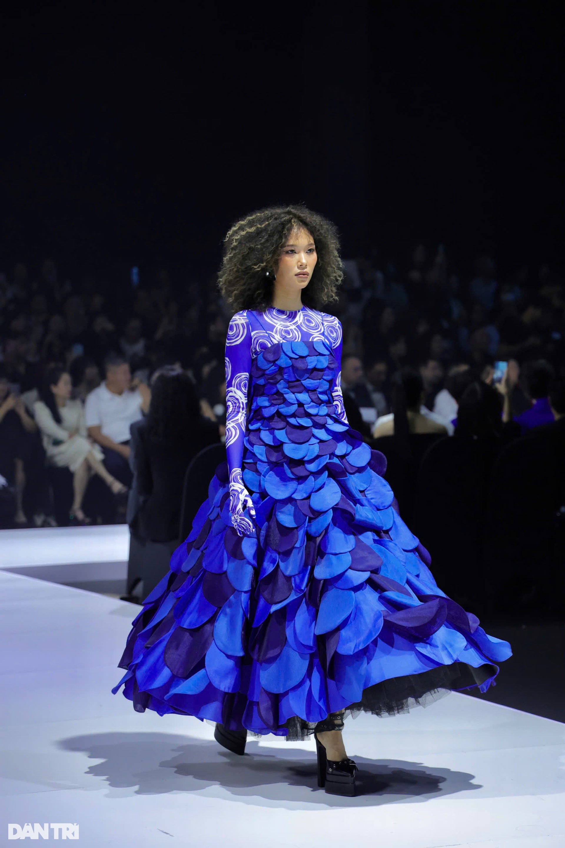 Lan Ngọc - Xuân Tiền nhảy APT., mẹ Đỗ Mạnh Cường bất ngờ đi catwalk - 10 Lan Ngọc - Xuân Tiền nhảy APT., mẹ Đỗ Mạnh Cường bất ngờ đi catwalk - 10