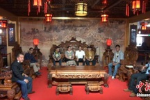 Choáng với bộ bàn ghế gỗ cẩm lai vàng giá gần 700 tỉ đồng