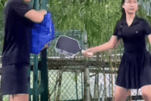 Đang đánh pickleball, cô gái bất ngờ được "thầy" dạy cầu hôn ngay trên sân